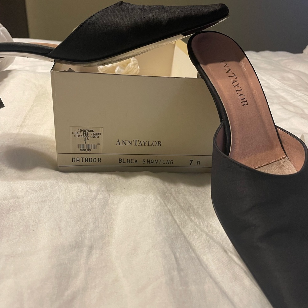 Ann Taylor Sz 7 Black Shantung heels